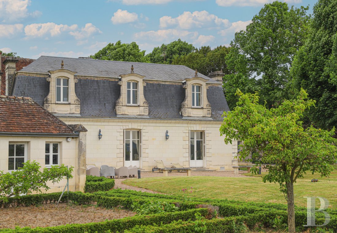 À Loches, au sud-est de Tours, une maison patricienne du 19e siècle posée sur les remparts de la ville - photo  n°4